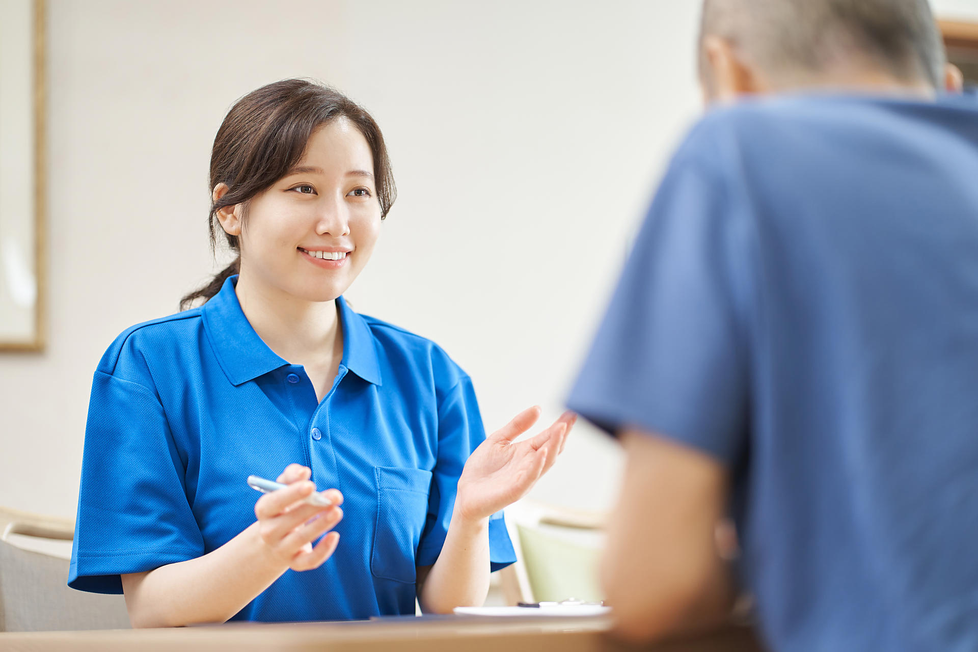 家族の相談に乗っている看護師のイメージ画像